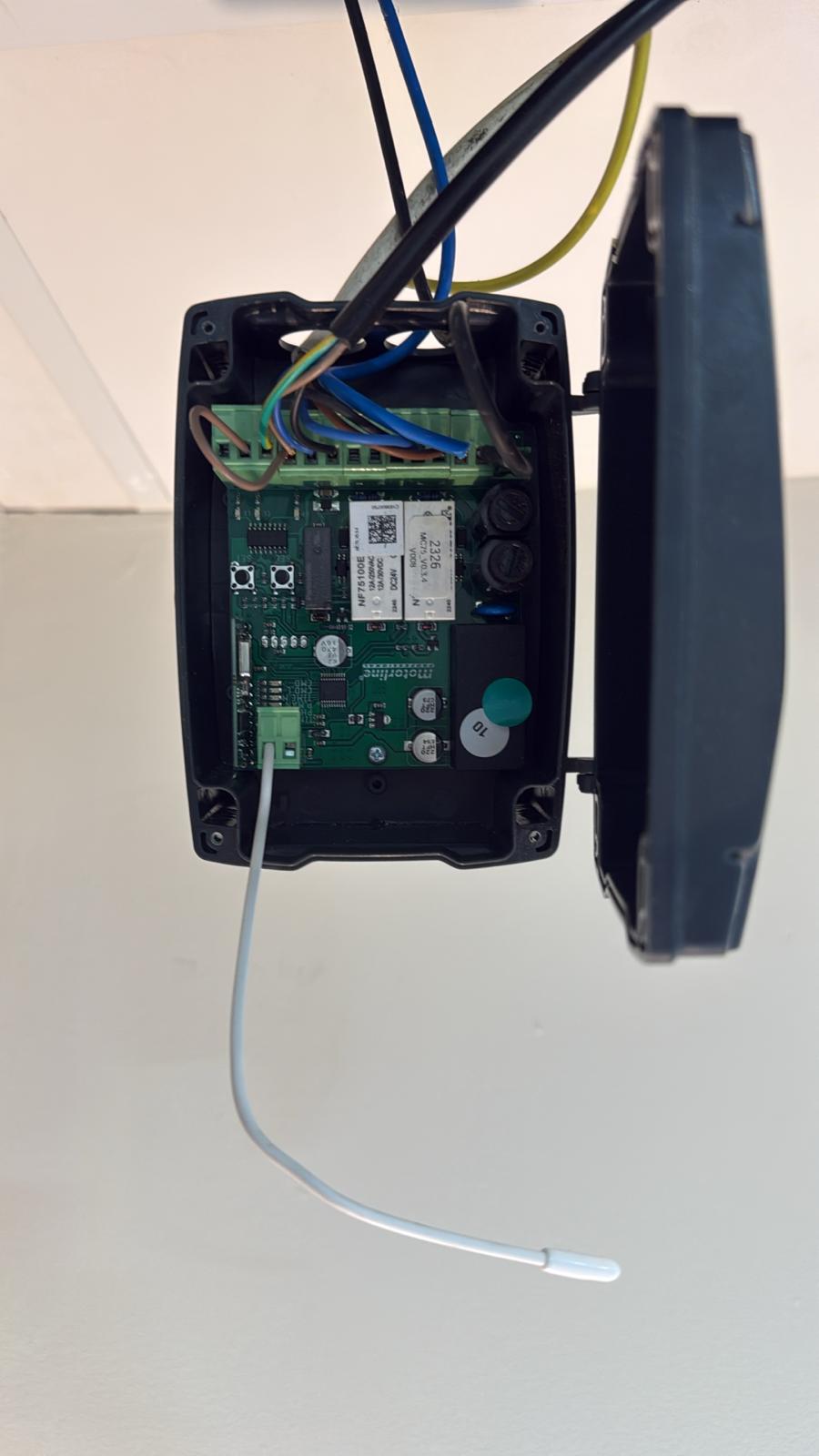 Centralita electrónica de un motor de persiana con su cableado