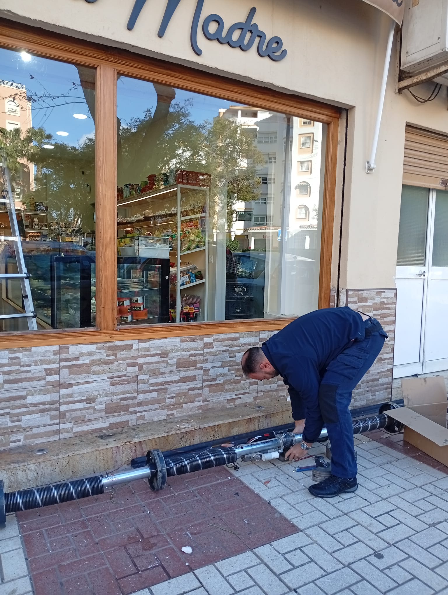 Técnico instalando una persiana enrollable en una terraza