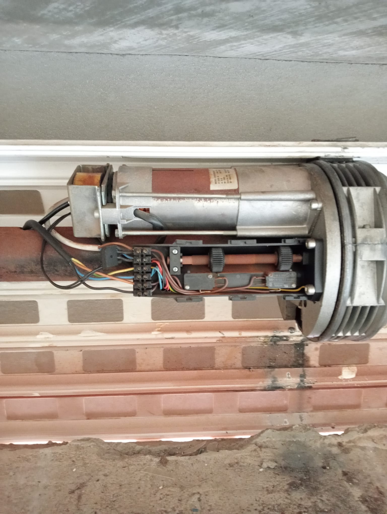 Motor tubular instalado en el eje de una persiana comercial